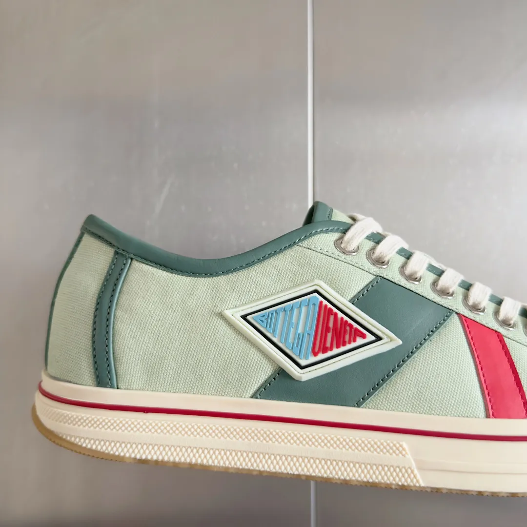 Top version: Couple model 560💰 Bottega Veneta Bottega Veneta BV’s latest Eliot series retro basketball shoes casual sports canvas shoes Bottega Veneta 2025 spring and summer show new shoes Eliot is on the market. Inspired by retro basketball sneakers, the color combination highlights youthful vitality and perfectly interprets the theme of youth and childlike innocence. The details are also very particular. The summer canvas brings excellent durability and comfort. Designs such as calfskin trim, rubber toe caps and hand-painted retro red lines are full of retro feel. The round toe and convex sole add a modern feel. Exquisite packaging at the delivery counter🛍📦 ▪️Fabrics: Original customized high-density canvas + cowhide ▪️Inner lining: Original customized breathable canvas ▪️Sole: Original open-molded anti-slip TPU material ▪️Sole thickness: 3CM ▪️Size: Women’s 35-41 / [Men’s 39-45 pre-sale]